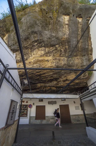 Touristes marchant par maison sculptée sur le rocher, Setenil de las Bodegas — Photo