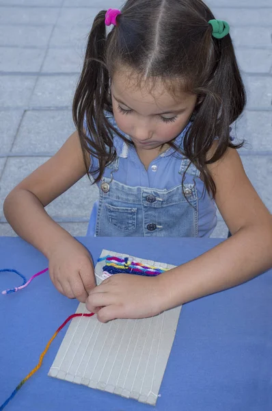 Dívka dítě učí používat lepenkové tkalcovský stav — Stock fotografie