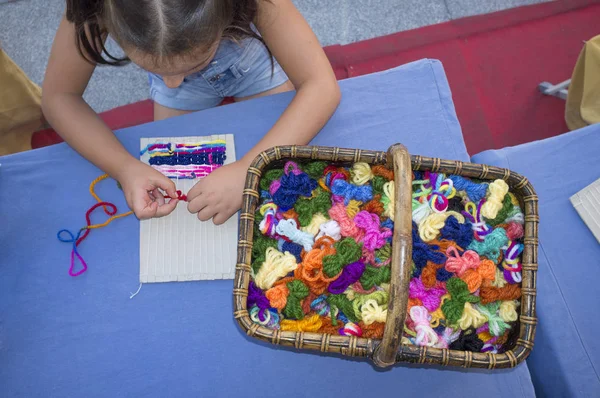 ダン ボール織り機を使用して学習の子供女の子 — ストック写真