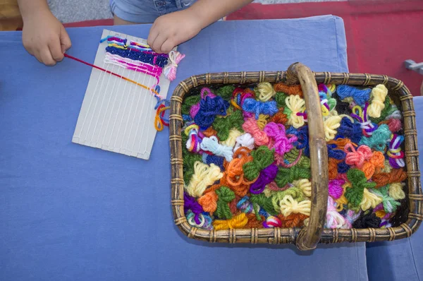 女童学习使用纸板织布机 — 图库照片