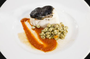 Confit Ali Oli siyah sarımsak ve domates reçeli üzerinde morina fileto