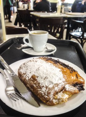 Ağrı au chocolat veya napolitana kahve dükkanında sahip. Kek ile 