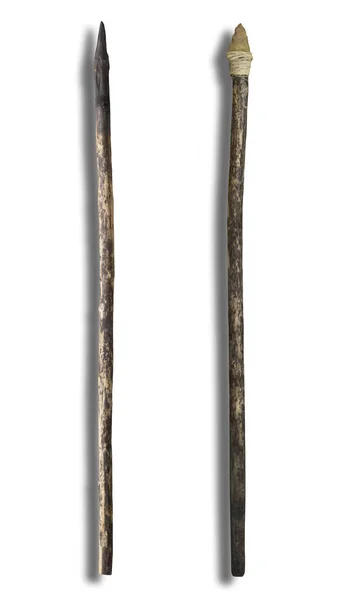Prymitywne spears. Ogień hartowane i spiczasta główka flint — Zdjęcie stockowe