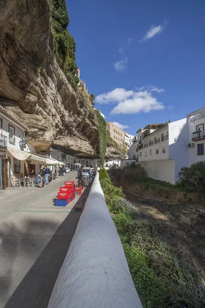 Rue avec des habitations construites dans des surplombs de roche. Setenil de las — Photo