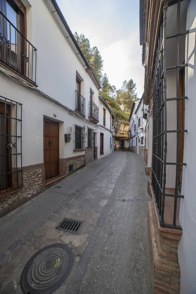 Rue avec des habitations construites dans des surplombs de roche. Setenil de las — Photo