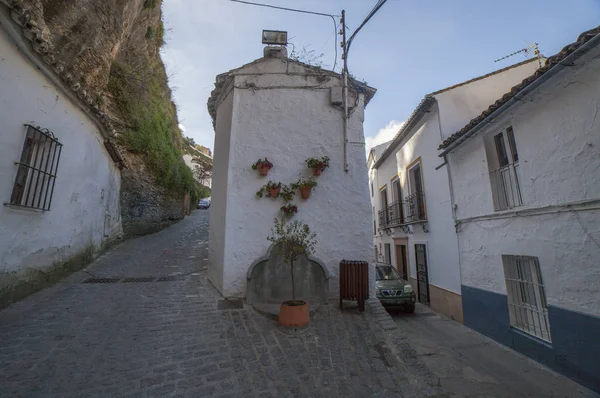 Jalan dengan rumah-rumah dibangun menjadi batu overhang. Setenil de las — Stok Foto