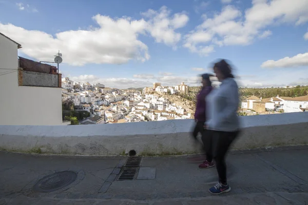 Femmes locales marchant par Setenil de las Bodegas, Cadix, Espagne — Photo