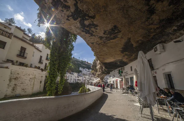 Rue avec des habitations construites dans des surplombs de roche. Setenil de las — Photo