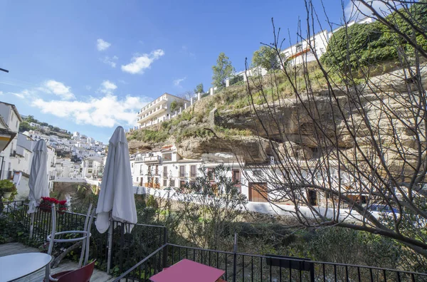 Rue avec des habitations construites dans des surplombs de roche. Setenil de las — Photo