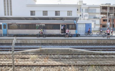 Dağ bisikletçileri tren istasyonunda trenden aşağı alınıyor