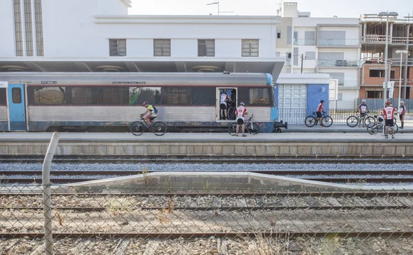 Mountainbikecyklister komma ner från tåget på järnvägsstation — Stockfoto