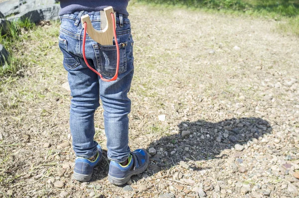 3 年間木製のパチンコを撮影小さな男の子 — ストック写真