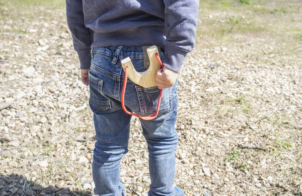 3 años niño disparando honda de madera — Foto de Stock