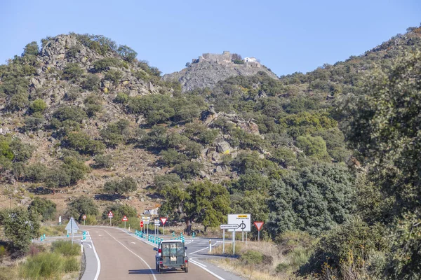 Castelo de Montanchez no topo da colina, Cáceres, Espanha — Fotografia de Stock