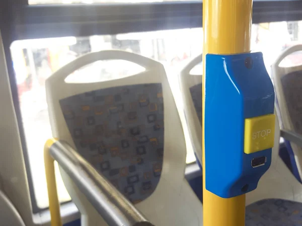 Poste de bus con botón de parada y puerto USB para cargador —  Fotos de Stock