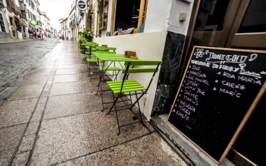 Yan yolda vintage restoran terası, Cordoba, İspanya