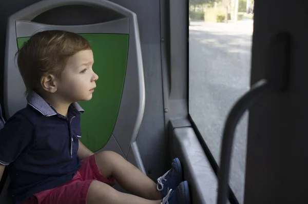 Liten pojke som går med buss — Stockfoto