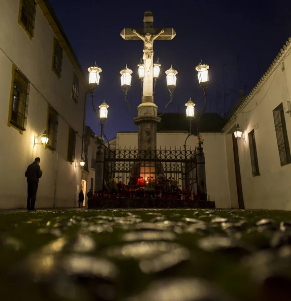 Visitatore vicino a Cristo delle Lanterne di notte, Cordova, Spagna — Foto Stock