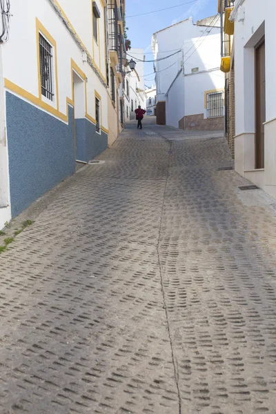 मोंटिला, कोर्डोबा, स्पेन की ढलान वाली संकीर्ण सड़क — स्टॉक फ़ोटो, इमेज
