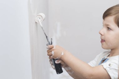 Elinde boya rulo ile 3 yıl sevimli küçük çocuk