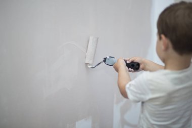 Elinde boya rulo ile 3 yıl sevimli küçük çocuk