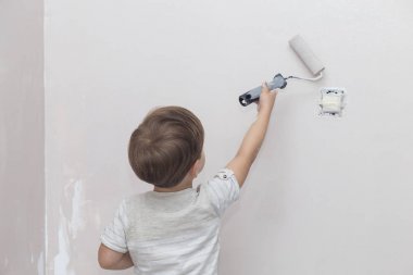 Elinde boya rulo ile 3 yıl sevimli küçük çocuk