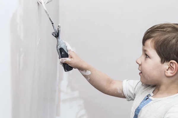 3 anni carino bambino con rullo di vernice in mano — Foto Stock