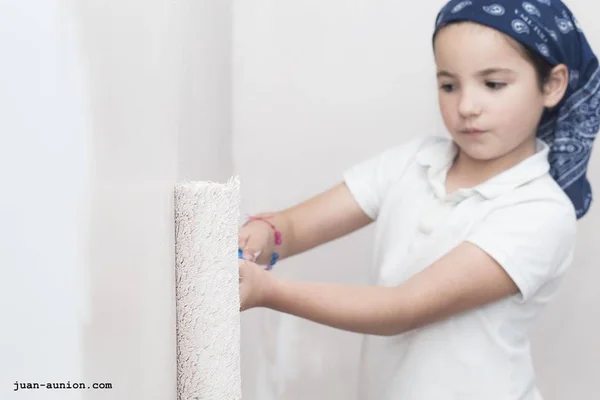 Mała dziewczynka z rolką do malowania w ręku — Zdjęcie stockowe