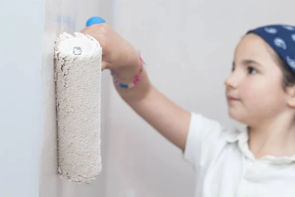 Petite fille avec rouleau de peinture à la main — Photo