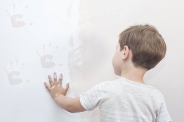 3 yaşındaki küçük çocuk evde resim yaparken eğleniyor