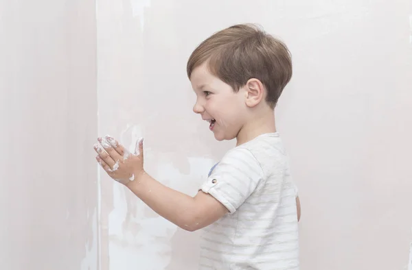 3 anos menino se divertindo enquanto ele está pintando em casa — Fotografia de Stock