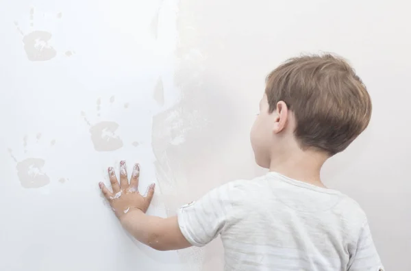 Malý chlapec se 3 roky baví, když maluje doma — Stock fotografie