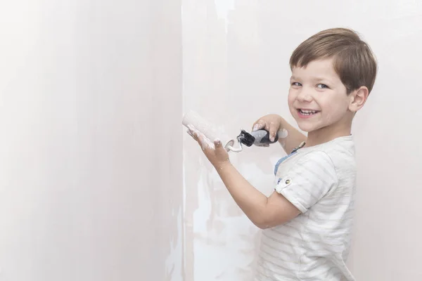 3年小男孩有乐趣，而他在家里画画 — 图库照片