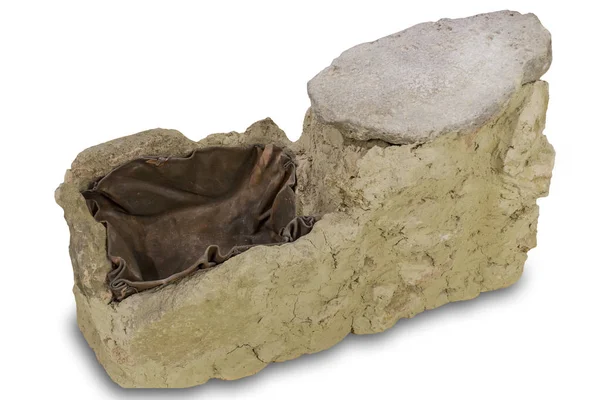 Förhistoriska kvarn sten med läder påse och Adobe Stand. Isolera — Stockfoto