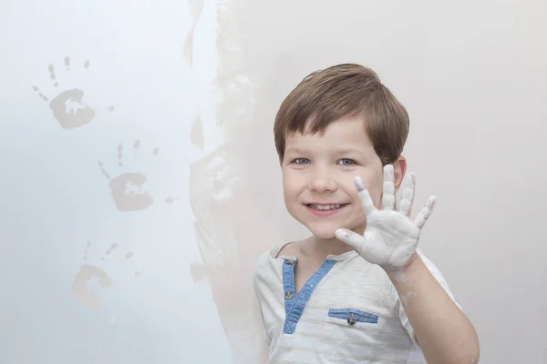 3 anos menino se divertindo enquanto ele está pintando em casa — Fotografia de Stock