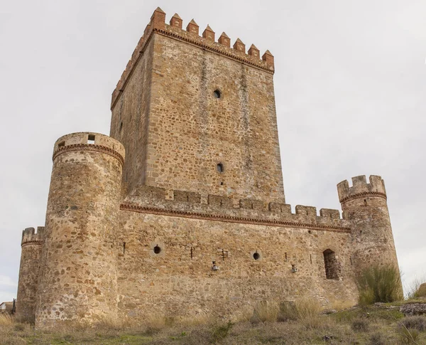 Hrad Nogales, Badajoz, Španělsko. pevnost 15. století — Stock fotografie