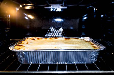 Fırında rendelenmiş lazanya folyo tepsi