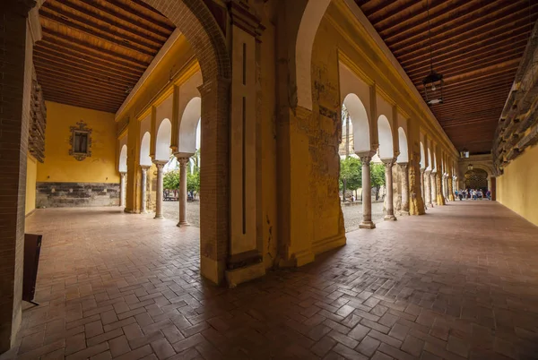 Patio tomado de la zona porticada de la tristeza. Mezquita de Cordob — Foto de Stock