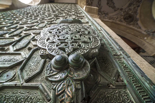 Portero en la Gran Mezquita de Córdoba, Andalucía, España — Foto de Stock