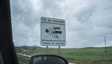 Yol hız kontrolü için İspanyol sinyali