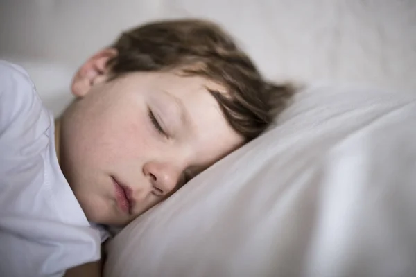 3-х летний мальчик спит на кровати — стоковое фото