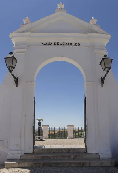 Арка площади Кабильдо и смотровая площадка, Аркос-де-ла-Фронтера, Испания — стоковое фото