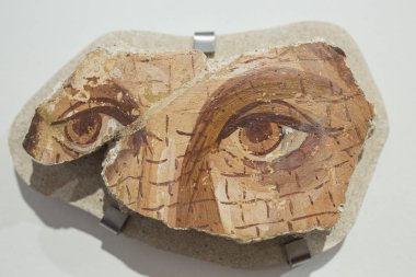 Kadın gözleri boyanmış duvar parçası. Roma Villası