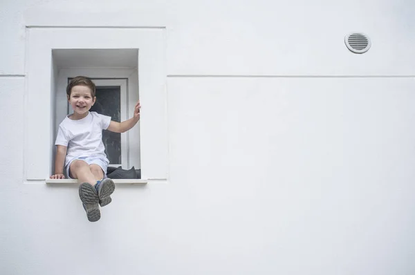 3 éves fiú élvezi a hab fél szabadban — Stock Fotó