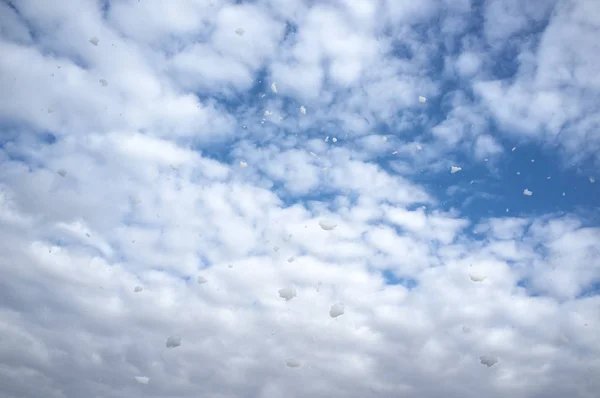 Cielo blu pieno di piselli volanti di schiuma — Foto Stock