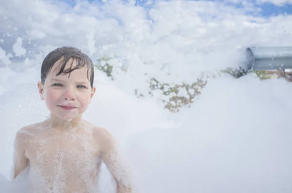 3 anos menino desfrutando na festa de espuma ao ar livre — Fotografia de Stock