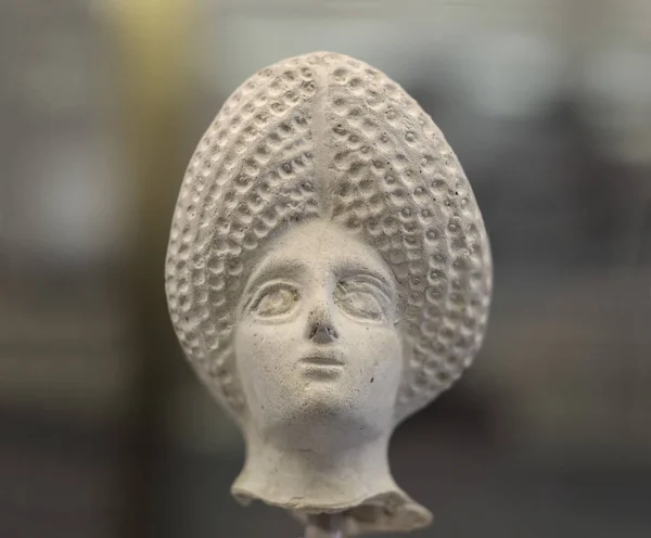 Женская голова из терракотовой фигурки с треугольной сложностью — стоковое фото