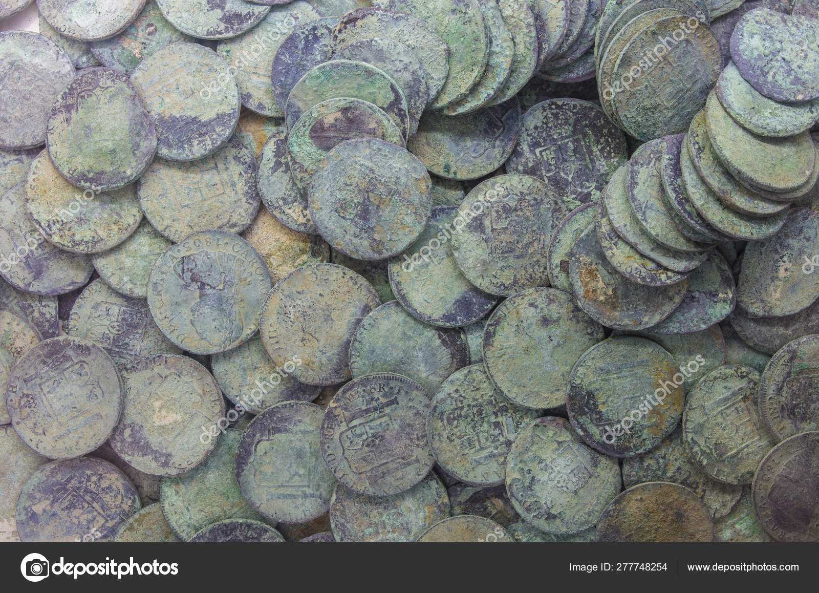 从沉船中回收的西班牙银币—— 库存社论照片© WHPics #277748254