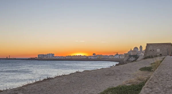 Puesta de sol en el paisaje urbano costero de Cádiz, Andalucía, España —  Fotos de Stock