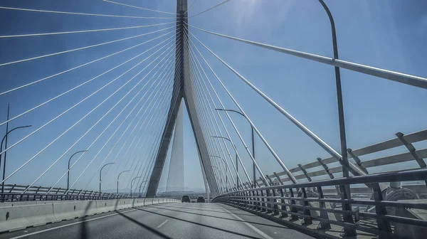 İspanya 'nın Cadiz Körfezi üzerindeki La Constituci köprüsünden geçiyor.